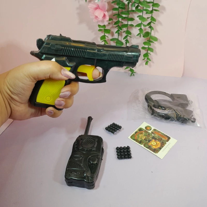 تفنگ پلیس با دستبند و بیسیم
