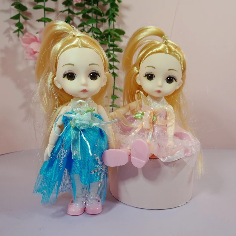 عروسک کوچک چشم درشت
